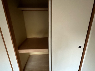【収納】 | ルミエール/細山3丁目 | 和室6帖のお部屋にある押入れです！押入れは寝具など、かさ張りやすいものの収納にぴったり☆お部屋すっきり片付きます♪