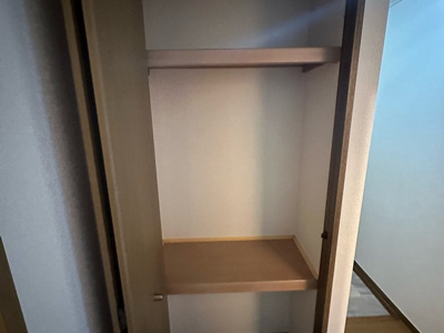 【収納】 | ルミエール/細山3丁目 | 廊下にある収納スペースです！かさ張るお掃除用品などもすっきり収納できて便利ですね♪