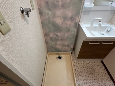 【設備】 | ルミエール/細山3丁目 | 洗面所にある室内洗濯機置き場です♪防水パンが付いているので万が一の漏水にも安心です！