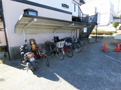 【その他共用部分】 | ルミエール/細山3丁目 | 屋根付きの駐輪場で雨が降っても大切な自転車が濡れなくてすみますね♪荷物が重いときに自転車があれば助かります！