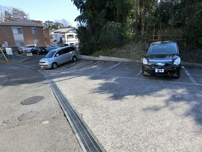【駐車場】 | ルミエール/細山3丁目 | いつでも目の届く敷地内に駐車場があります♪お車をお持ちのファミリーさんにオススメです☆