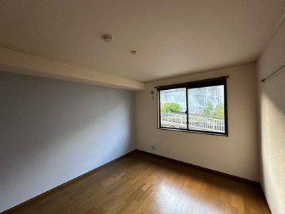 【洋室】 | ルミエール/細山3丁目 | 洋室7帖☆玄関から入って右側にあるお部屋です♪☆ブルーのアクセントクロスが魅力的♪壁にはピクチャーレールがあり、絵や写真が飾れます☆ハンガー掛けとしても便利！