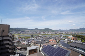 【展望】 | 【四季を感じる】
四季の移ろい・爽やかな青空や風を感じられ
自然を愉しめるパノラマビュー。
毎日の暮らしに余裕を感じさせてくれる、
遮る物の無い開放的な眺望を是非、ご堪能ください。