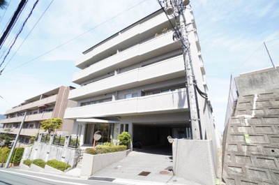 【外観】 | 牛田ロジュマン不動院 | 【耐震性】
耐震性の高さを判断するポイントは、
建築確認申請日が1981年6月1日以降の
新耐震基準に適合しているかどうか。
震度６程度の大地震でも
建物が崩壊しないレベルが基準になりました。