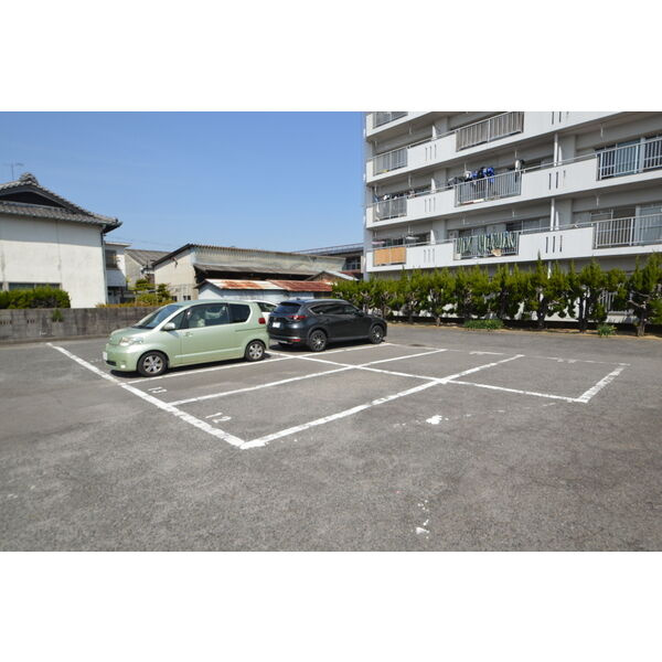 半田第２ロイヤルマンションの駐車場