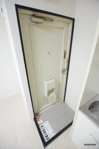 淡路メゾンフラワー　仲介手数料無料の玄関
