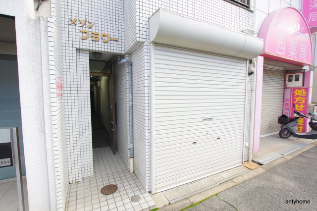 淡路メゾンフラワー　仲介手数料無料のエントランス
