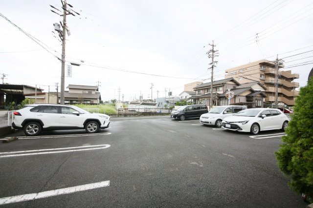 メゾンまえはたⅤの駐車場