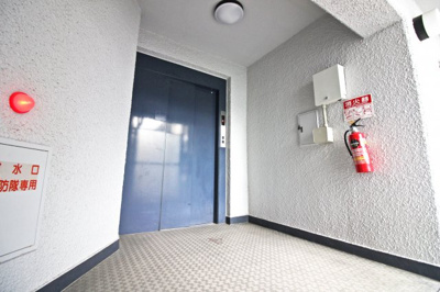 【その他共用部分】 | デラシオン御室 | 共用の階段が2か所とエレベーターが一基あり複数の避難経路がとられています。