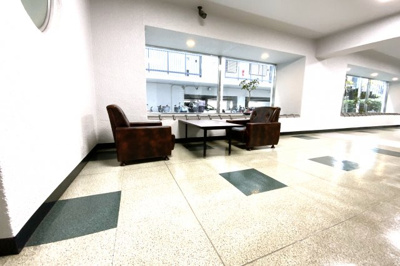 【エントランス】 | デラシオン御室 | 築年数の古い建物ですが、メンテナンスが行き届き住みやすい環境が維持されています。オートロックで安心のセキュリティです。