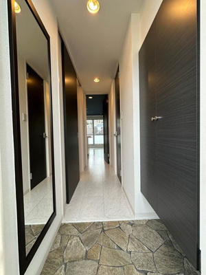 【玄関】 | コート高島台 | 玄関から室内への景観です！右手にトイレ、左手に洗面所とバスルームがあります☆玄関には全身ミラー付きでお出かけの時の身だしなみ確認もばっちり！