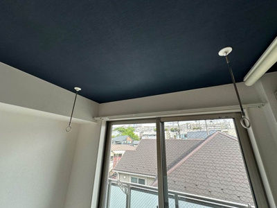 【設備】 | コート高島台 | 洋室8.6帖のお部屋にある室内物干しです！雨の日やお出掛け時の室内干しにとても便利☆花粉や梅雨の時期に重宝しますね♪