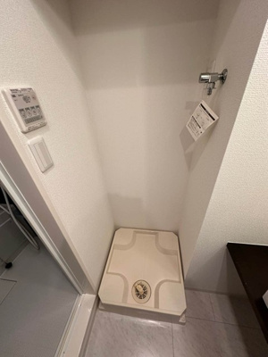 【設備】 | コート高島台 | 洗面所内、独立洗面台横にある室内洗濯機置き場です♪防水パンが付いているので万が一の漏水にも安心です！