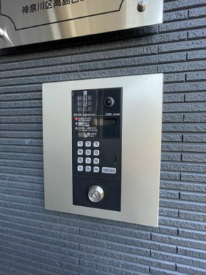 【エントランス】 | コート高島台 | 防犯対策に有効なオートロック付きのエントランスです！一人暮らしの方も安心ですね♪