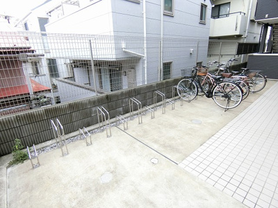【その他共用部分】 | コート高島台 | 敷地内に駐輪場を完備しています！荷物が重いときに自転車があれば助かりますね☆
