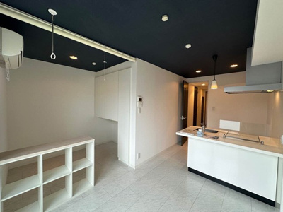 【洋室】 | コート高島台 | 南東向き洋室8.6帖☆女性に人気なカウンターキッチンです！快適なキッチンスペースで毎日楽しくお料理できますね！