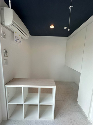 【寝室】 | コート高島台 | 洋室8.6帖のお部屋にある2.2帖のベッドルームです☆ロールスクリーンでスペースを仕切れるのが嬉しい♪クローゼットも完備しています◎