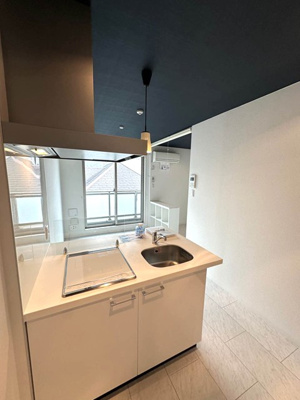 【キッチン】 | コート高島台 | 白を基調としたシステムキッチンです！場所を取るお鍋やお皿もすっきり収納できます♪