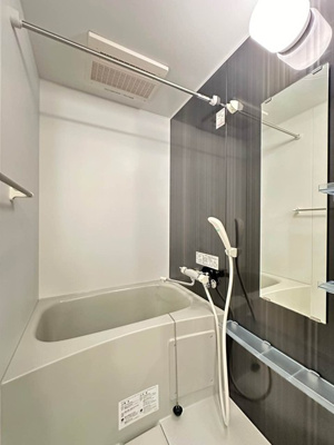 【浴室】 | コート高島台 | 浴室暖房乾燥機＆物干しバー付きバスルーム！外に干せないお洗濯物もすっきり乾きます♪お風呂に浸かって一日の疲れもリフレッシュ♪