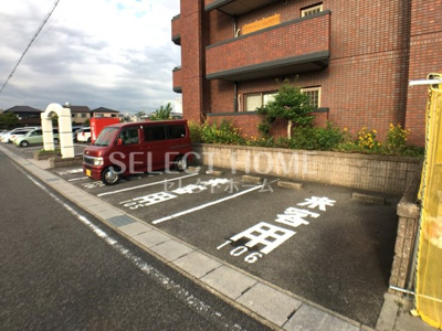 【駐車場】 | スリーエイト北町 | 車をお持ちの方に嬉しい駐車場付きの物件です