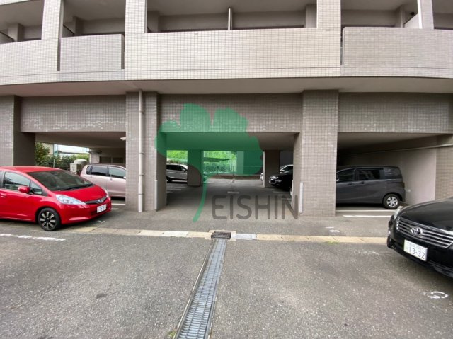 エストヴィラ東福岡の駐車場
