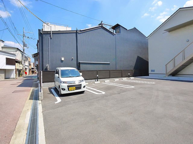 クイーンズパレス　さくらいの駐車場