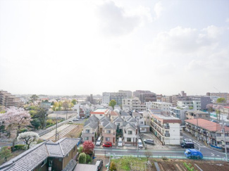 【展望】 | 西側の眺望です。西側は住宅街で高い建物が少なく、眺望が抜けております。天候により富士山も望める眺望です。