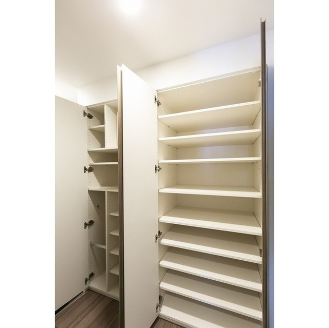 オーキッドレジデンス上野稲荷町の玄関