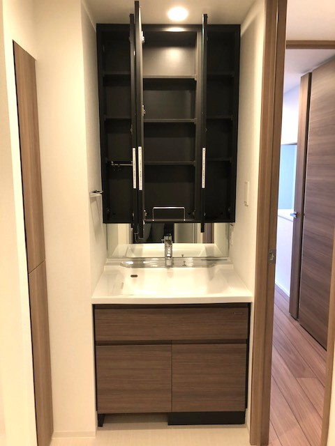 オーキッドレジデンス上野稲荷町の設備|三面鏡付きの洗面台です。収納も豊富です