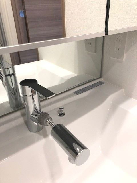 オーキッドレジデンス上野稲荷町の設備|ハンドシャワー付きの洗面台です