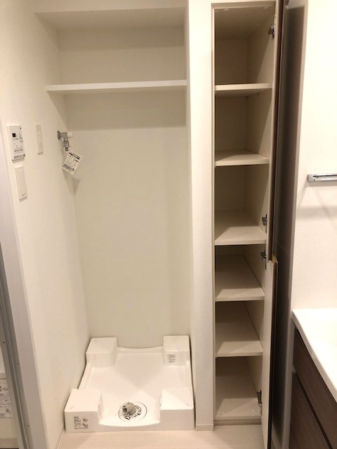 オーキッドレジデンス上野稲荷町の設備|洗濯機置場の防水パンは足高で排水口のお手入れが楽です