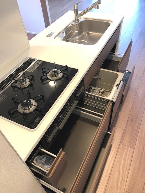 オーキッドレジデンス上野稲荷町のキッチン|食器洗浄機付きです。キッチンは瀟洒でお手入れ楽なガラストップコンロです