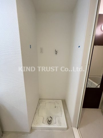 レジュールアッシュ梅田NEXの洗面所|室内洗濯機置き場です