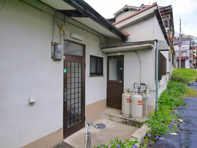 南袋町貸家のエントランス|清潔なエントランスです