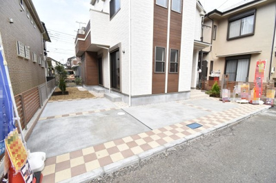 【駐車場】 | 小平小川町　全１棟 | 車好きのパパにはうれしい広さのヵースペース、休日には自慢の愛車を思う存分メンテナンス。