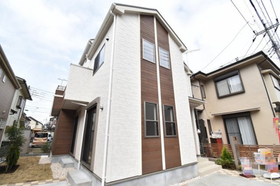 【外観】 | 小平小川町　全１棟 | 周辺環境に溶け込み、それでいて個性豊かなデザインは住まう人に優越感をもたらしてくれます。

