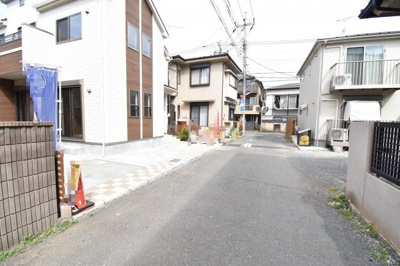 【前面道路含む現地写真】 | 小平小川町　全１棟 | 前面道路は閑静な住宅地の通りとなるため、車通りは多くありません。 安心して車庫入れ可能。