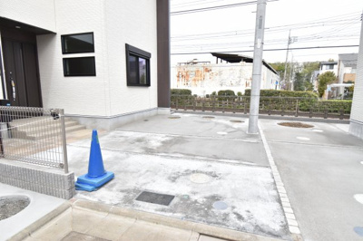 【駐車場】 | 小川町-小平385期-10号棟 | 玄関横の駐車スペースは買い物帰りで荷物が多くても楽ですね。前面道路も広いので車庫入れもしやすいです。