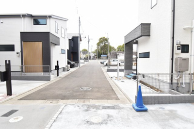 【前面道路含む現地写真】 | 小川町-小平385期-10号棟 | 前面道路は閑静な住宅地の通りとなるため、車通りは多くありません。 安心して車庫入れ可能。