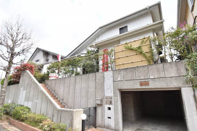 【外観】 | 日野市南平　売一戸建 | 周辺環境に溶け込み、それでいて個性豊かなデザインは住まう人に優越感をもたらしてくれます。
