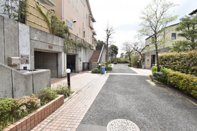 【前面道路含む現地写真】 | 日野市南平　売一戸建 | 前面道路は閑静な住宅地の通りとなるため、車通りは多くありません。 安心して車庫入れ可能。