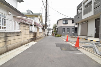 【前面道路含む現地写真】 | 近くにはコンビニエンスストアやスーパーマーケットなどの便利な施設がございます！