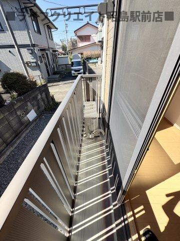 昭島市朝日町５丁目のアパートのバルコニー