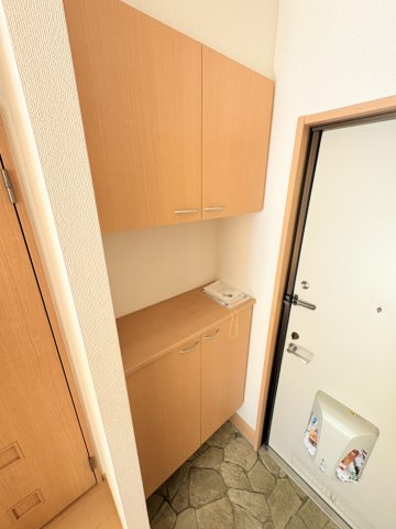 昭島市朝日町５丁目のアパートの玄関