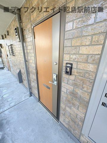 昭島市朝日町５丁目のアパートのエントランス