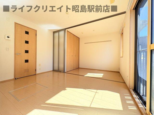 昭島市朝日町５丁目のアパートの居間・リビング