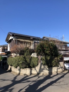 【外観】 | 広い空が広がる低層住居専用地域の「南西角地」です。