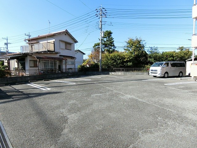 ハイツ豊泉の駐車場