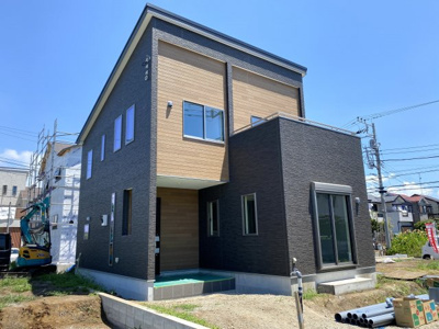 【外観】 | 【売主】MLH TSUJIDO 大庭８号棟（仲介手数料不要） | 南道路に面した陽当り抜群の区画です。ウッド調とネイビーのモダンな外観で見栄えも良好です！カースペース２台分ございます。ヴィンテージ感のある建具を採用したりと室内の雰囲気にもこだわりました。