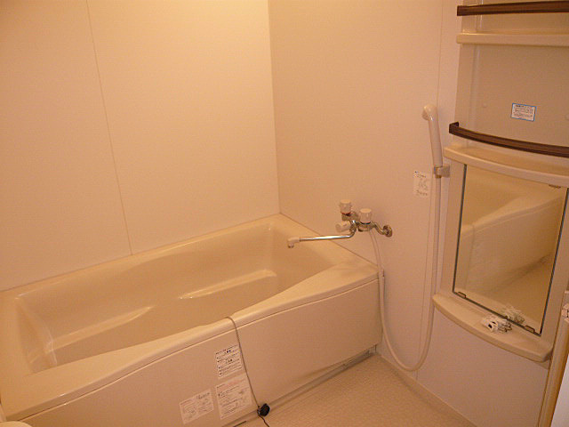 Ｙ’ｓ　ｃｏｕｒｔ三保の浴室|間取り反転タイプのお部屋の写真です。